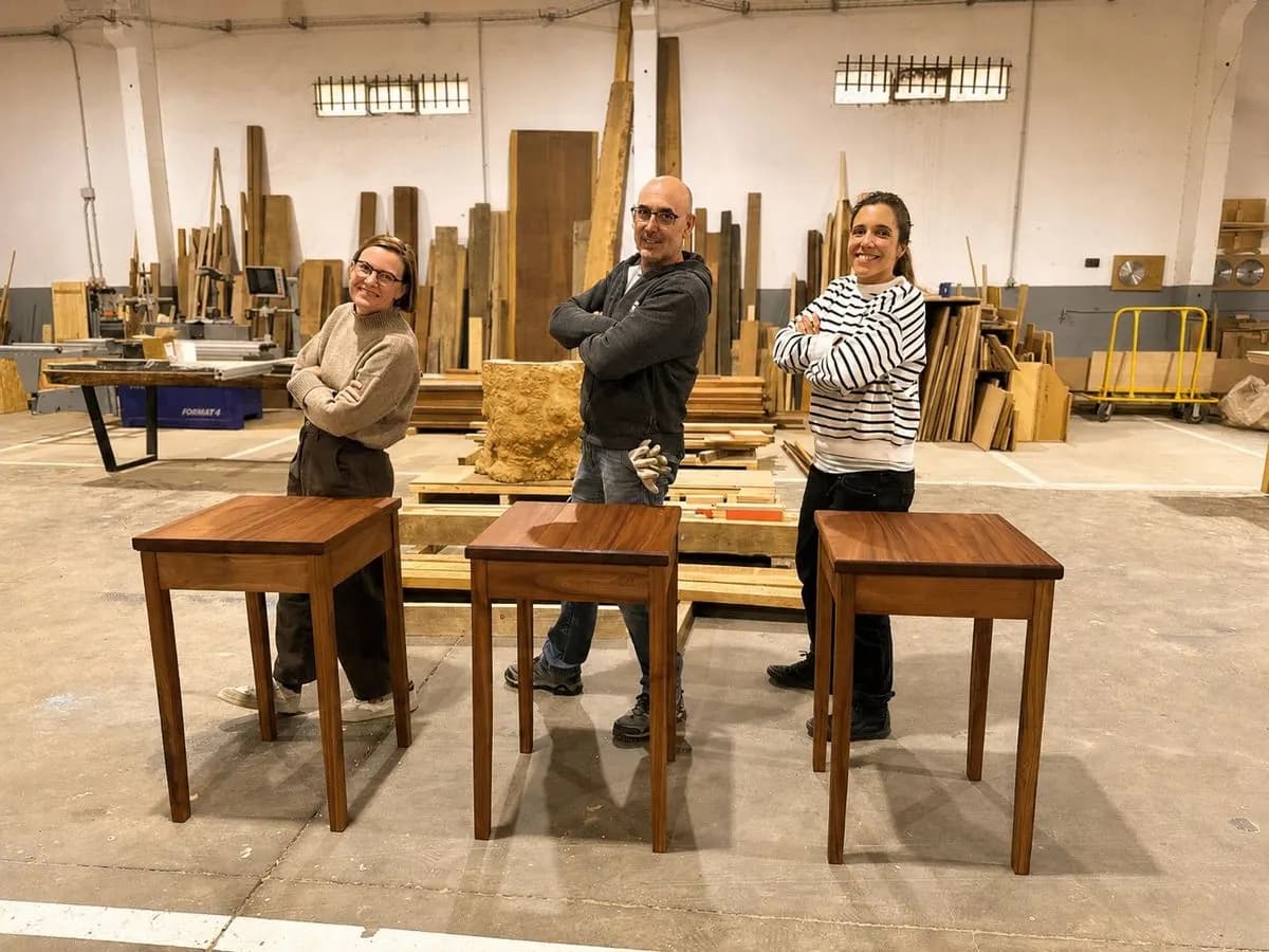 Alumnos trabajando en sus proyectos en el taller