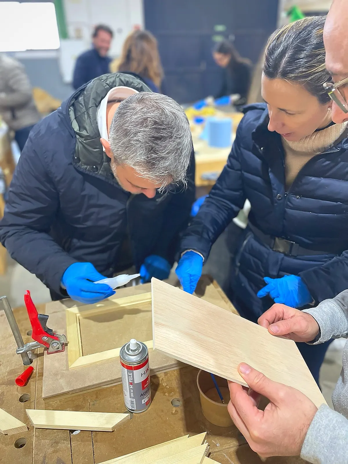 Equipo durante una experiencia de team building en el taller