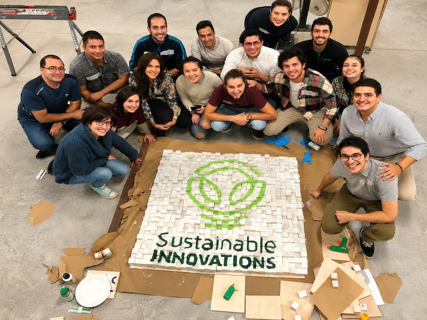 Alumnos con sus mesitas terminadas