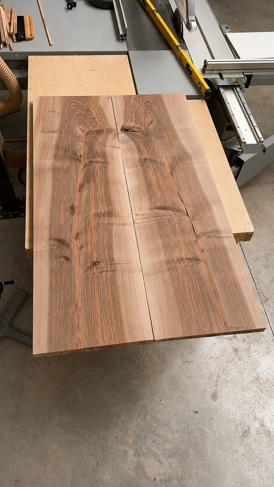 Manos ensamblando una pieza de madera en el taller