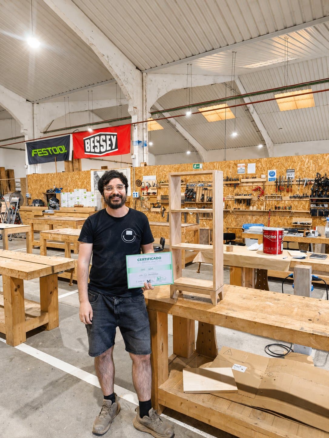 Nivel 1.5 — Estantería de Roble Macizo — la pieza terminada