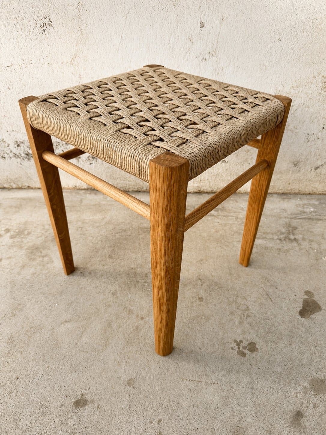 Taburete con Asiento Tejido (Cuerda Danesa) — Made de Madera